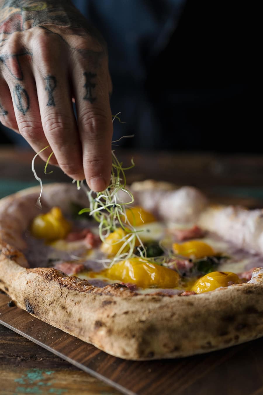 Pizza mit Creme aus violetten Kartoffeln, gelben Tomaten und Salsiccia - A TAVERNA E PULLICINELLA - Zuerich - Mai 2025 - Copyright Olivia Pulver