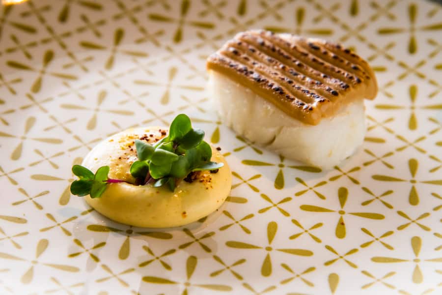 Heiko Nieder kocht für BMW am Automobilsalon 2019: Seehecht, Gänsemastleber, Miso, Chili und Zitrus