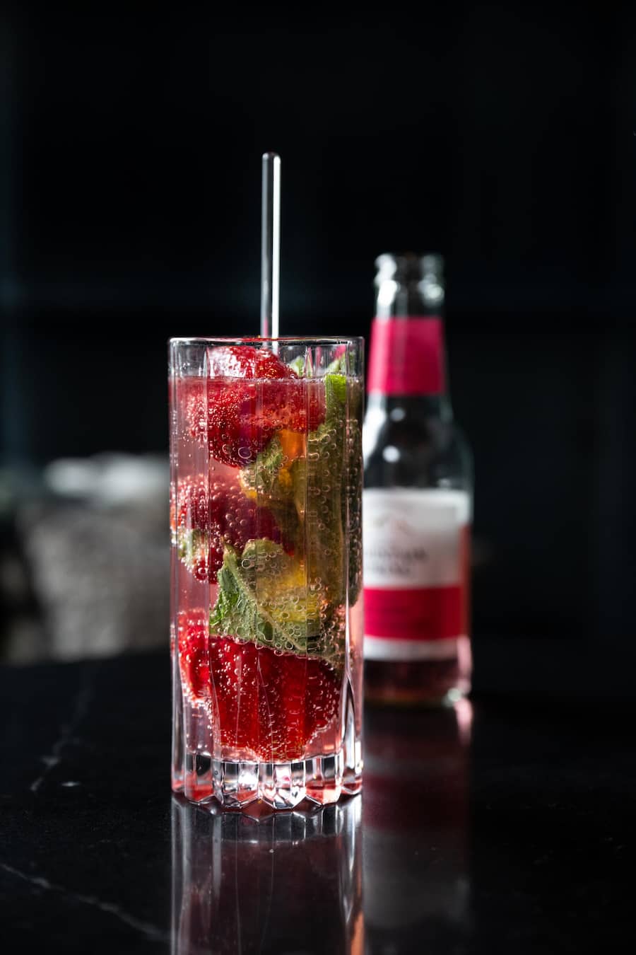 Strawberry *»Field» Forever Tumbler 2 Zweige Minze 4cl Gin Tanqueray 10 2cl Liqueur Merlet Fraise du Bois Eiswürfel Auffüllen mit Swiss Mountain Spring Red Berry