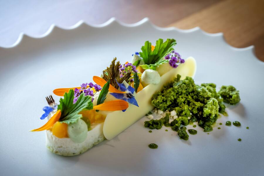 Panna cotta au chocolat blanc, granité de matcha, et une farandole de fleurs parfumées.