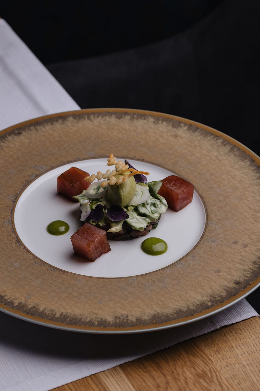 Vitello Tonnato - neu interpretiertLattich | Shiso | Kapern, S.Zimmer in Adelboden, Dorfstrasse 13, 3715 Adelboden, 16. Mai 2025, Copyright Roy Matter