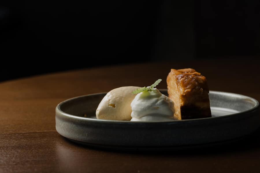 Apfelkuchen geschichtet aus Boskop Ãpfeln, Karamellglace, Calvados Espuma, Zimtcrumble, Citronelle, Portrait Uma Tower Restaurant, 03. März 2025, Uma Tower Restaurant in Bern, Copyright Roy Matter Uma Tower, Ostermundigen, BE, 03/2025