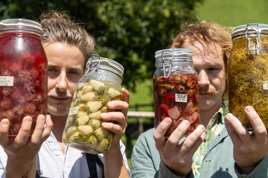 Da geht’s ans Eingemachte: John Jezewski und Christian Brangenfeldt von der «Villa Hundert» ob Engelberg.