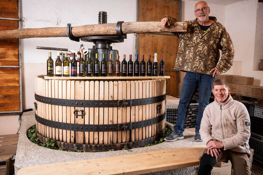 Domaine Vitis Musicalis, famille Chollet. Bourg-en-Lavaux.Stéphane et son beau père Alain Chollet.Le vieux pressoir