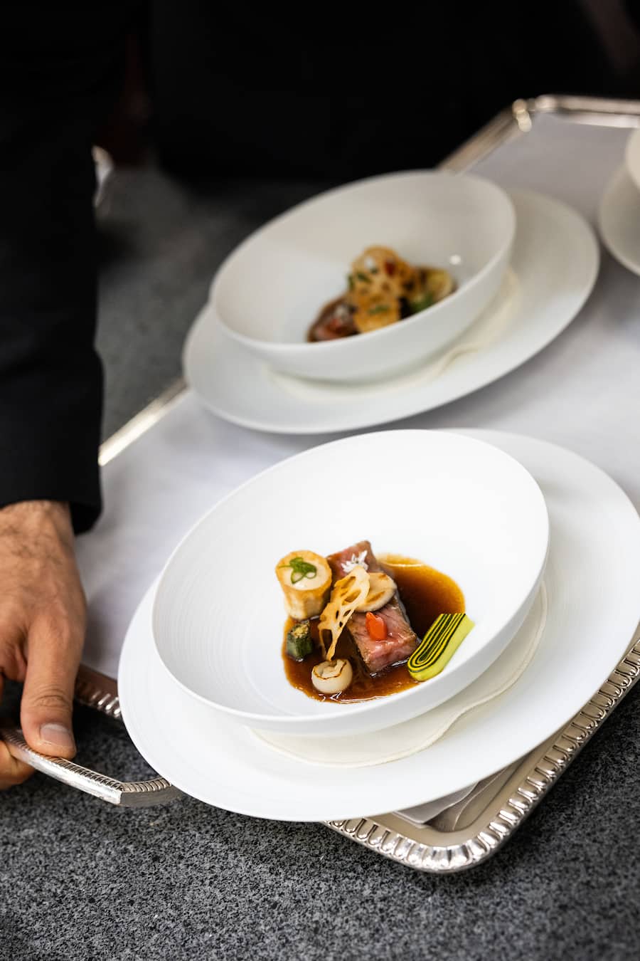 30.04.2025, Basel, Restaurant Cheval Blanc, Peter Knogl, Roastbeef vom Japanischen Wagyu-Rind, Okraschoten und Aubergine (photo by Remy Steiner for Gault Millau)