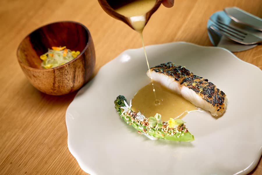 Savièse , le 8 mai 2025, Gilles Varone invite Raphael Maye dans son univers ou il nous présente une déclinaison dâasperges de chez Bianco et sa sauce hollandaise fumée au foin , et sa roulade dâ agneau en crépine , et son filet de Sandre du Valais, avec comme sommelièreLise Donier Méroz © sedrik nemeth