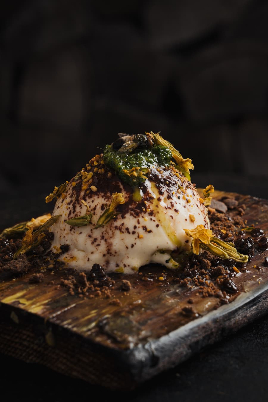 «Striptease» mit Honig, Bienenwachs, Schokolade, Torf, frittierte Biene - Wiesner Mysterion - Bramboden Entlebuch - Mai 2025 - Copyright Olivia Pulver