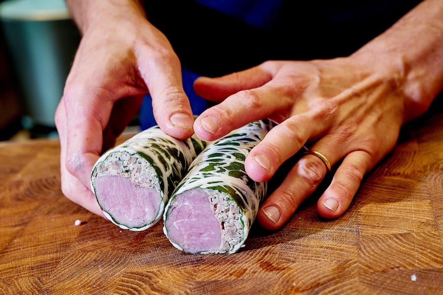 Savièse , le 8 mai 2025, Gilles Varone invite Raphael Maye dans son univers ou il nous présente une déclinaison dâasperges de chez Bianco et sa sauce hollandaise fumée au foin , et sa roulade dâ agneau en crépine , et son filet de Sandre du Valais, avec comme sommelièreLise Donier Méroz © sedrik nemeth