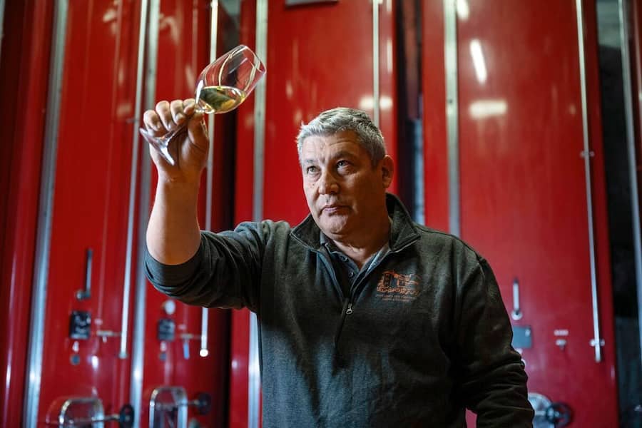 Ywan Imboden degustiert den Pinot noir