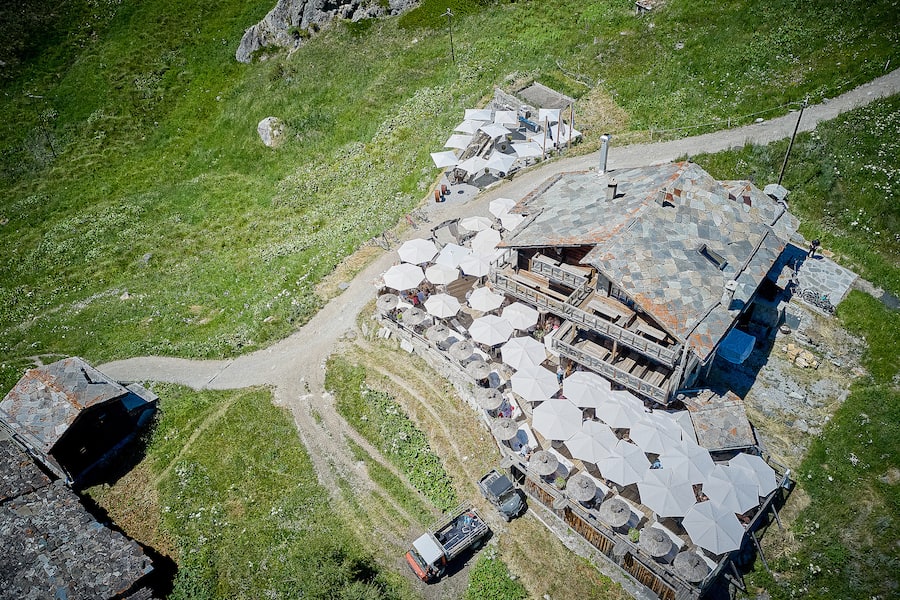 Ein Bergrestaurant von Weltruf: «Chez Vrony», auf Findeln ob Zermatt. Kunst im Haus, prominente Gäste, 14-Punkte-Küche.