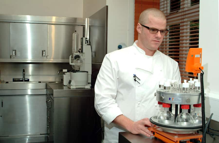A2KT1E Heston Blumenthal well known three Michelin star chef working in his food development laboratory in Bray Berkshire southern En. Image shot 2005. Exact date unknown.