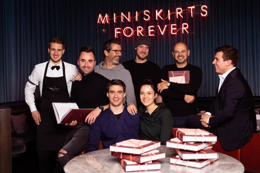 hinten v.l.: Philipp Kössl (Chef de Bar Igniv Zürich), Silvio Germann (Igniv Bad Ragaz), Andreas Caminada (Schloss Schauenstein), Marcel Skibba (Küchenchef Schloss Schauenstein), Francesco Benvenuto (Gastgeber «Igniv» Bad Ragaz), Giuseppe Lo Vasco (Restaurantleiter Igniv St. Moritz) vorne: Daniel Zeindlhofer & Ines Triebenbacher (Igniv Zürich) - Andreas Caminada hat ein neues Kochbuch mit allen IGNIV Rezepten - IGNIV Zürich - 6. Dezember 2021 - Copyright Olivia Pulver