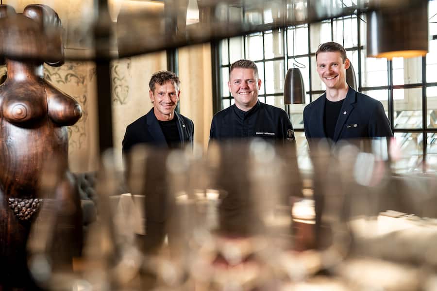 Widder, Gastgeber Ansgar Fischer (l) mit Stefan Heilemann und Sommelier Connor