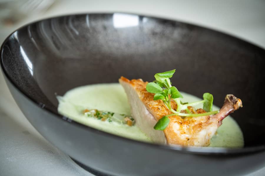 Bernadette Lisibach 2022: Brunnenkresse-Schaumsuppe mit sautierter Brust vom Ostschweizer Mistkratzerli