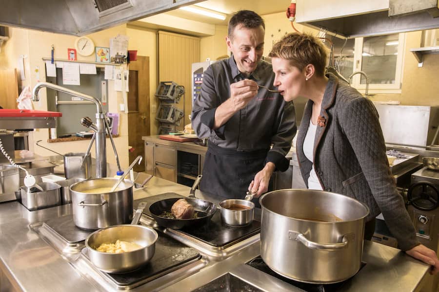 Ein Archivbild aus unbeschwerten Tagen: Esther Bellwald und Laurent Hubert vom «Nest- und Bietschhorn» bei Blatten VS.