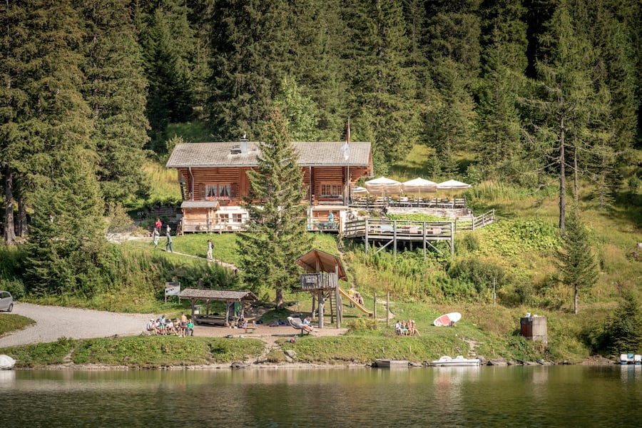 Das Restaurant Huus bietet auch Sonnenterrasse und Kinderspielplatz. Am Wochenende und am Montag ist zudem die Buvette vor dem Haus geöffnet.