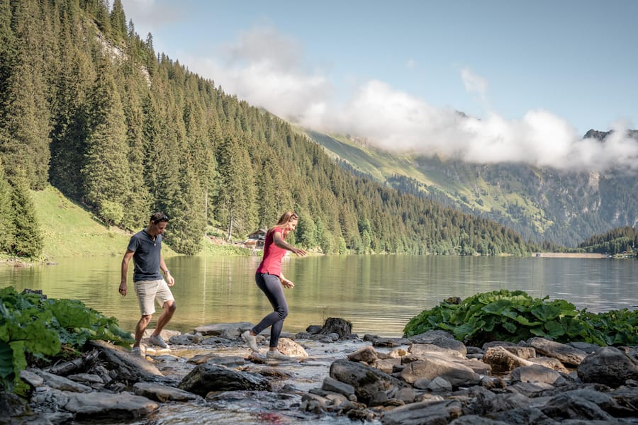 Der Rundweg um den See bietet viele Gelegenheiten für Spiel und Spass am und im Wasser.
