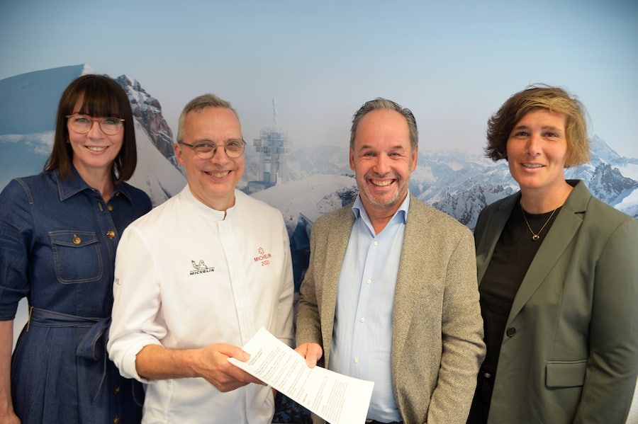 Der Vertrag ist unterschrieben. V.l. Nicole und Dietmar Sawyere, Norbert Patt (CEO Titlis Bergbahnen), Andrea Kapp.