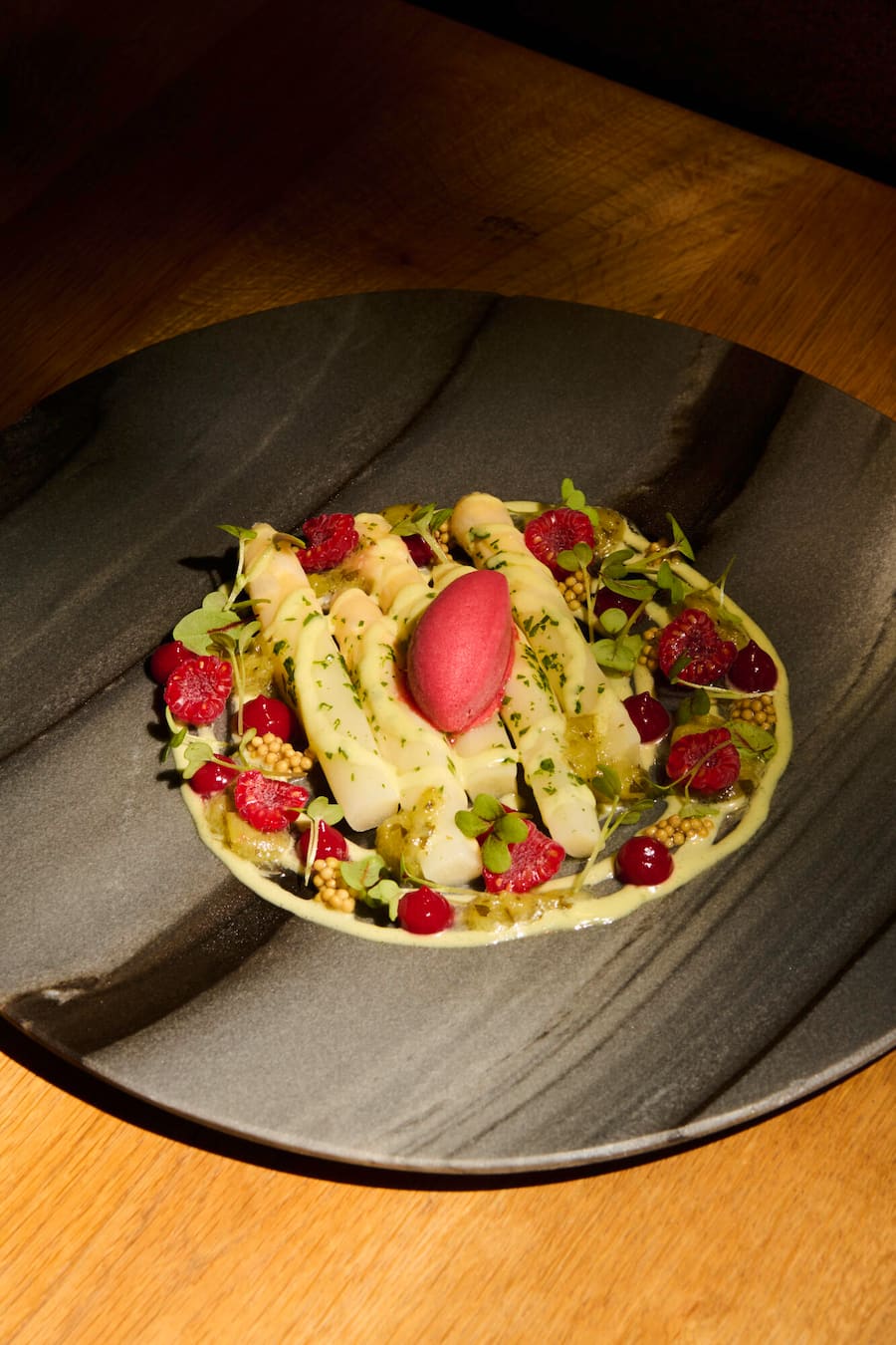 Dory und Du, Baden: Weisser Spargel mit Rhabarber und Himbeeren