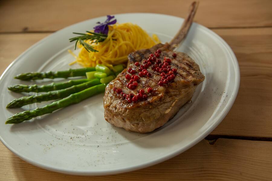 Kalbskotelett an Rosa Pfeffer mit Safrannudeln und grünen Spargeln