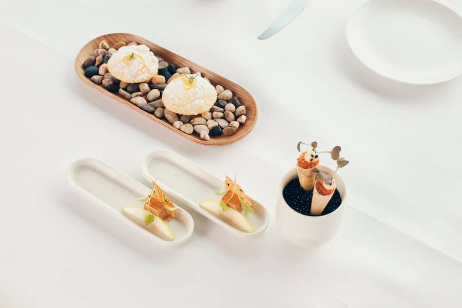 Sardische Fasnachtskiechli - Thymian - Orangenzeste / Cornetto mit Avocado - Thunfisch - Senfkresse / Ente - Sesam - Grüner Apfel, Ackermannshof, Chefkoch Flavio Fermi, 19.08.2021, Foto Lucia Hunziker Flavio Fermi, Ackermannshof, Basel © Lucia Hunziker