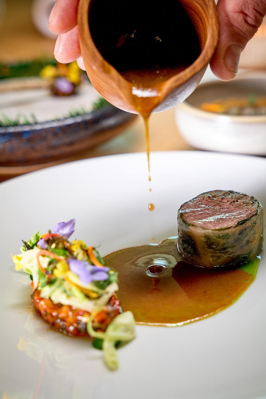 Savièse , le 8 mai 2025, Gilles Varone invite Raphael Maye dans son univers ou il nous présente une déclinaison dâasperges de chez Bianco et sa sauce hollandaise fumée au foin , et sa roulade dâ agneau en crépine , et son filet de Sandre du Valais, avec comme sommelièreLise Donier Méroz © sedrik nemeth