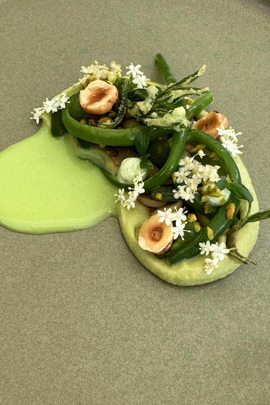 Grüne-Bohnen-Gericht mit Bohnen, Holunderblüten, Labneh, Haselnuss Gremolata