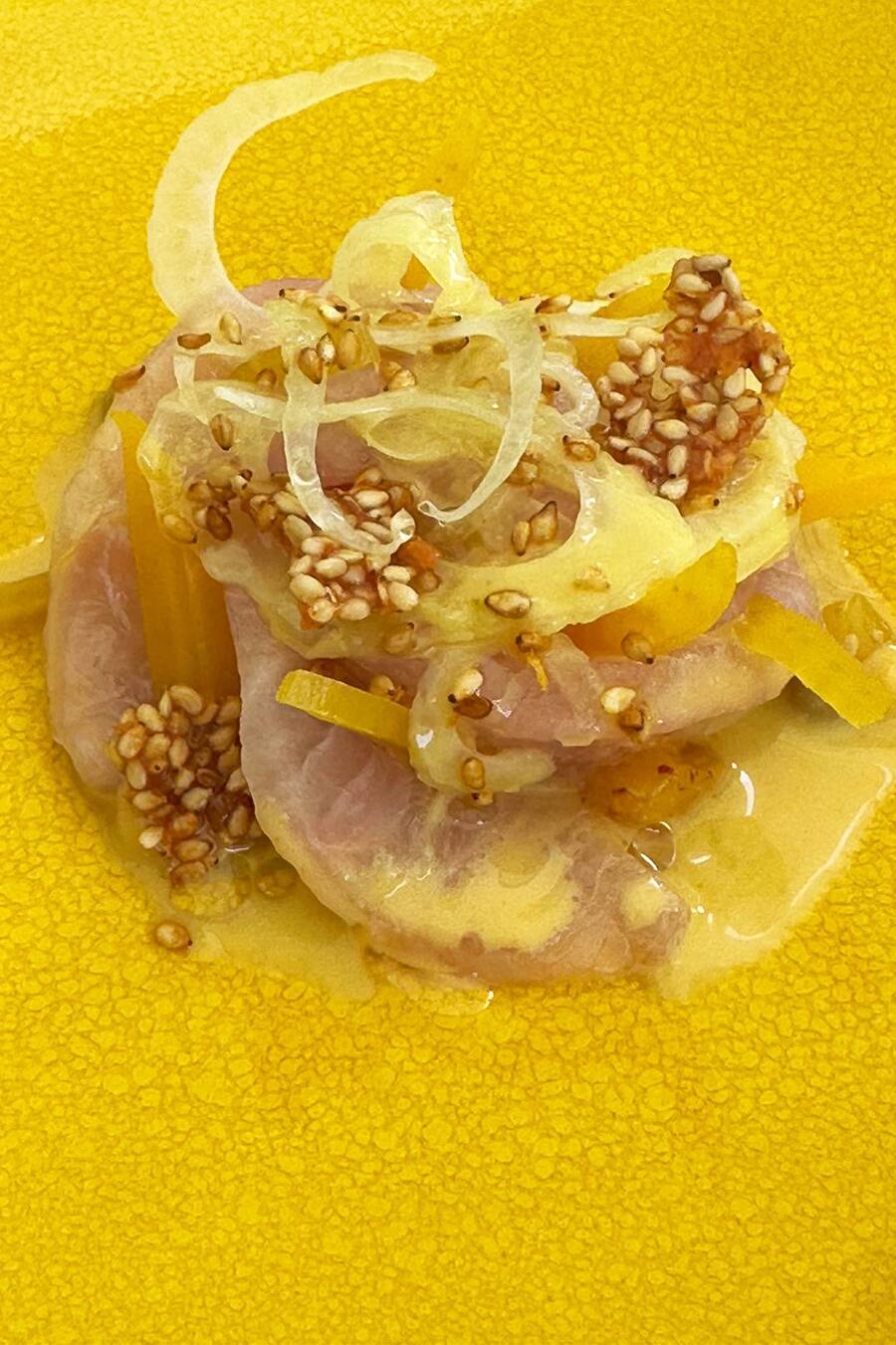 Hamachi mit Tanja-Tuning: Yuzu, Ponzu, Sesam, Fenchel, eine Symphonie in sonnengelb.