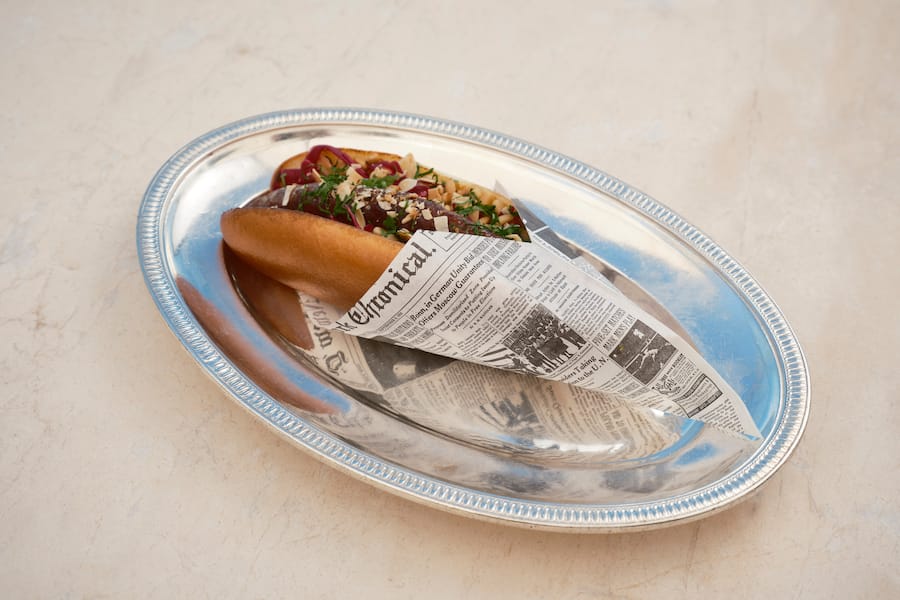 Hot Dog mit Merguez, Spitzkohl & Harissa-Mayo.