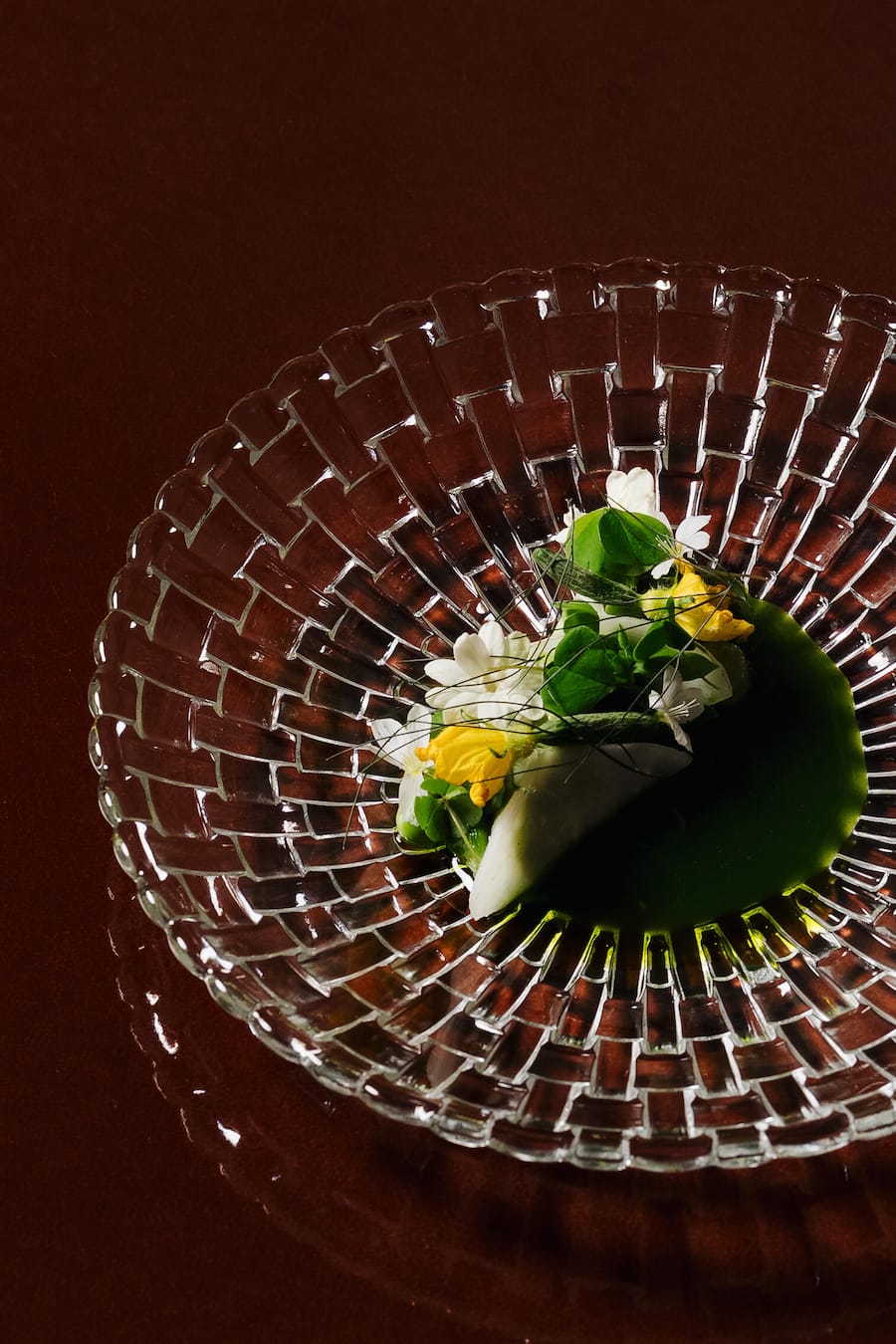 Kohlrabi, Erbsen, Zuckerschoten, Estragon, grillierter Kopfsalat - IGNIV Andermatt - Valentin Sträuli, Chefkoch - Mai 2025 - Copyright Olivia Pulver