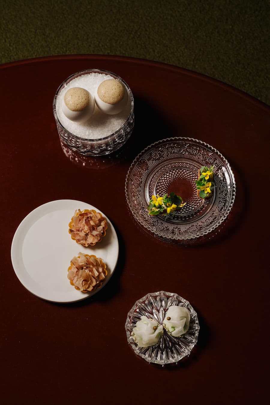 Egg Benedict mit Nussbutterschaum / Vitello Tonnato Tartelette, Bonito Flakes / Hamachi-Tacco / Nori-Cracker mit Jalapeno & Tomatillo, Sezchuanpfeffer - IGNIV Andermatt - Valentin Sträuli, Chefkoch - Mai 2025 - Copyright Olivia Pulver