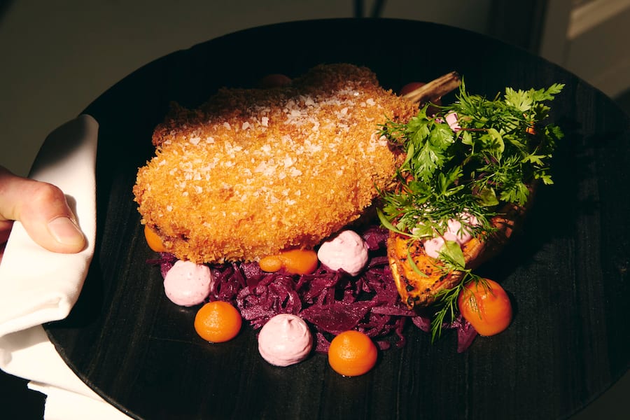 In Panko paniertes LUMA-Kalbskotelett mit Süsskartoffeln, rotem Kabissalat und leicht Kimchi.