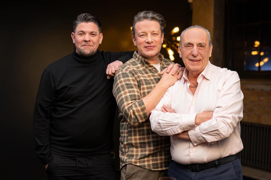 V.l.: Tim Mälzer, Jamie Oliver, Gennaro Contaldo+++ Die Verwendung des sendungsbezogenen Materials ist nur mit dem Hinweis und Verlinkung auf RTL+ gestattet. +++