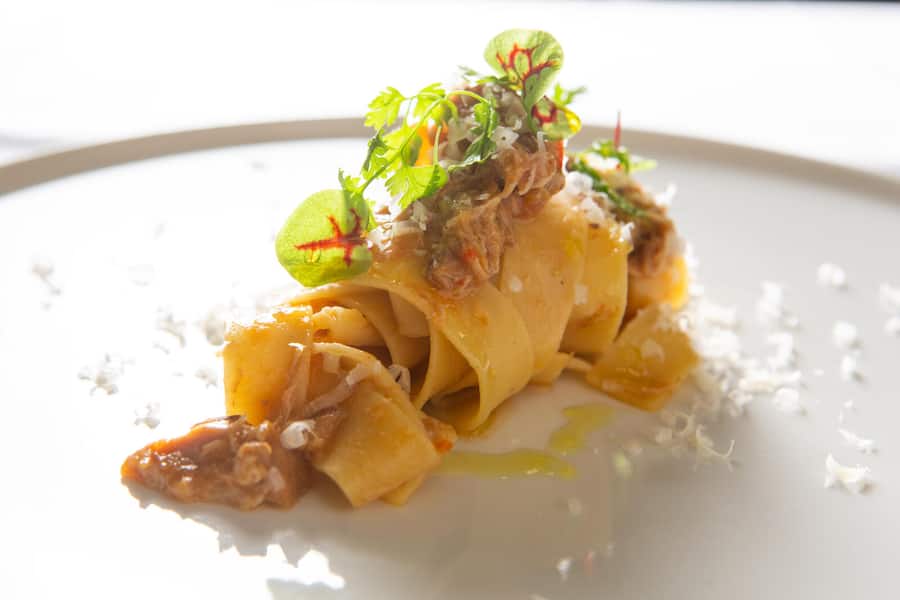Pappardelle mit Kaninchen "Stracotto" von Zweisimmen von Francesco Di Bartolomeis