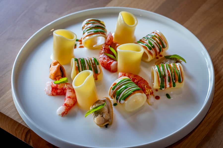 Gericht: Mezzi paccheri Verrigni aux fruits de mer- Verveine et amandes di Noto Geneve, le 13 mai 2025. Restaurant « Tosca » a Geneve avec son chef Ivan Baretti. © Magali Girardin