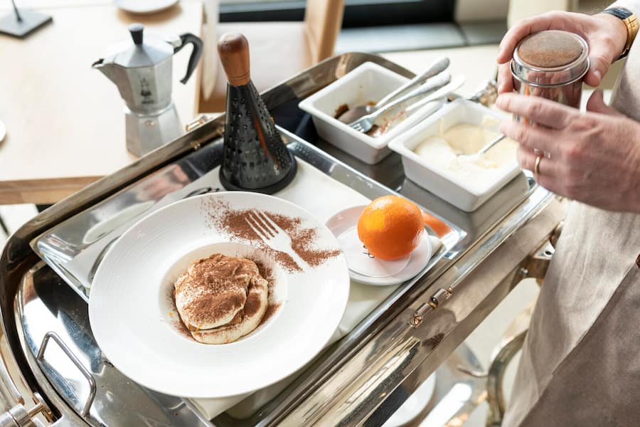 Hoenggerhof, Tiramisù, von Gastgeber Giovanni am Tisch zubereitet