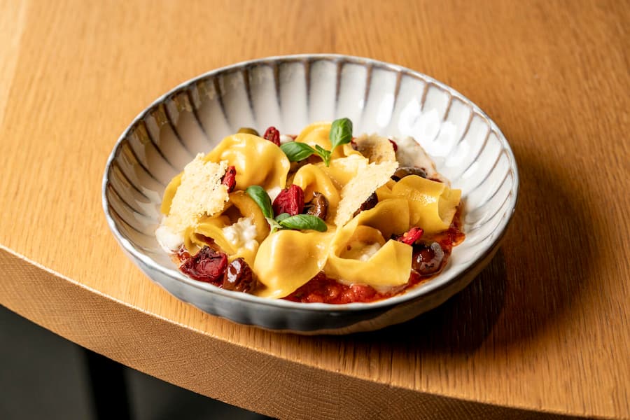 Schloessli Bottighofen, Tortelloni, Tomate, Burrata, Taggiasca Oliven
