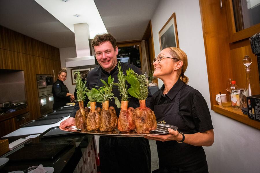 «Stucki»-Küchenchef Marco Böhler mit seinen Kalbshaxen und Chefin Tanja.