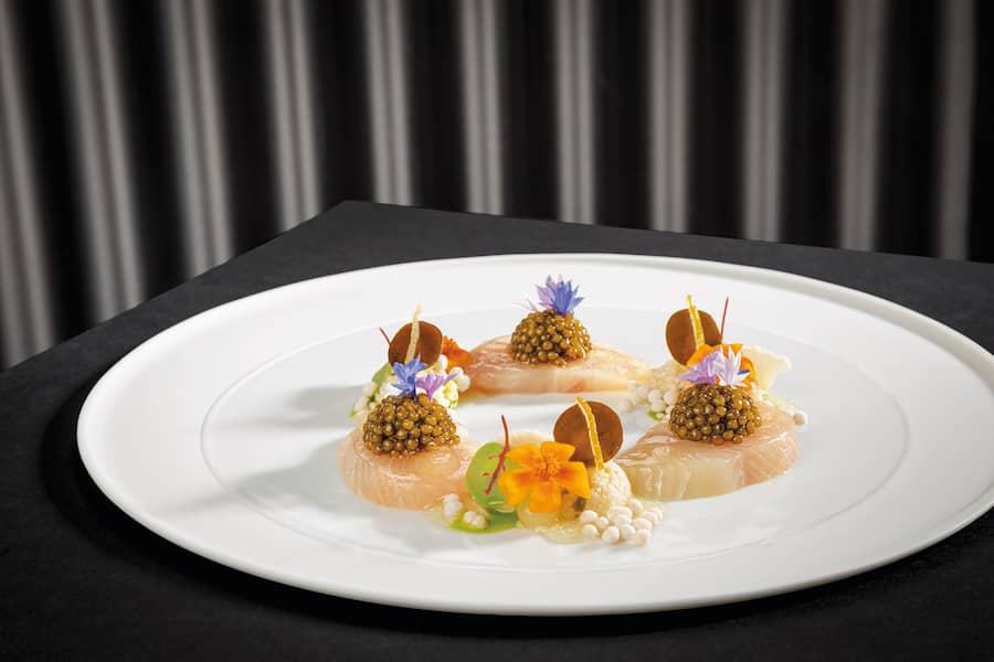 Amber Jack mit Blumenkohl, Yuzu, Kombu & Caviar