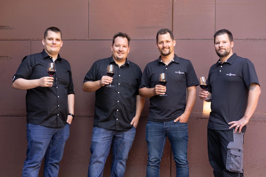 Wetli Brüder, St. Galler Rheintal Berneck / Appenzell Vier Brüder in den 20er und 30er führen das Weingut gemeinsam. Besonders spannend: Sie bewirtschaften neben Rebbergen im Rheintal auch solche im Kanton Appenzell.