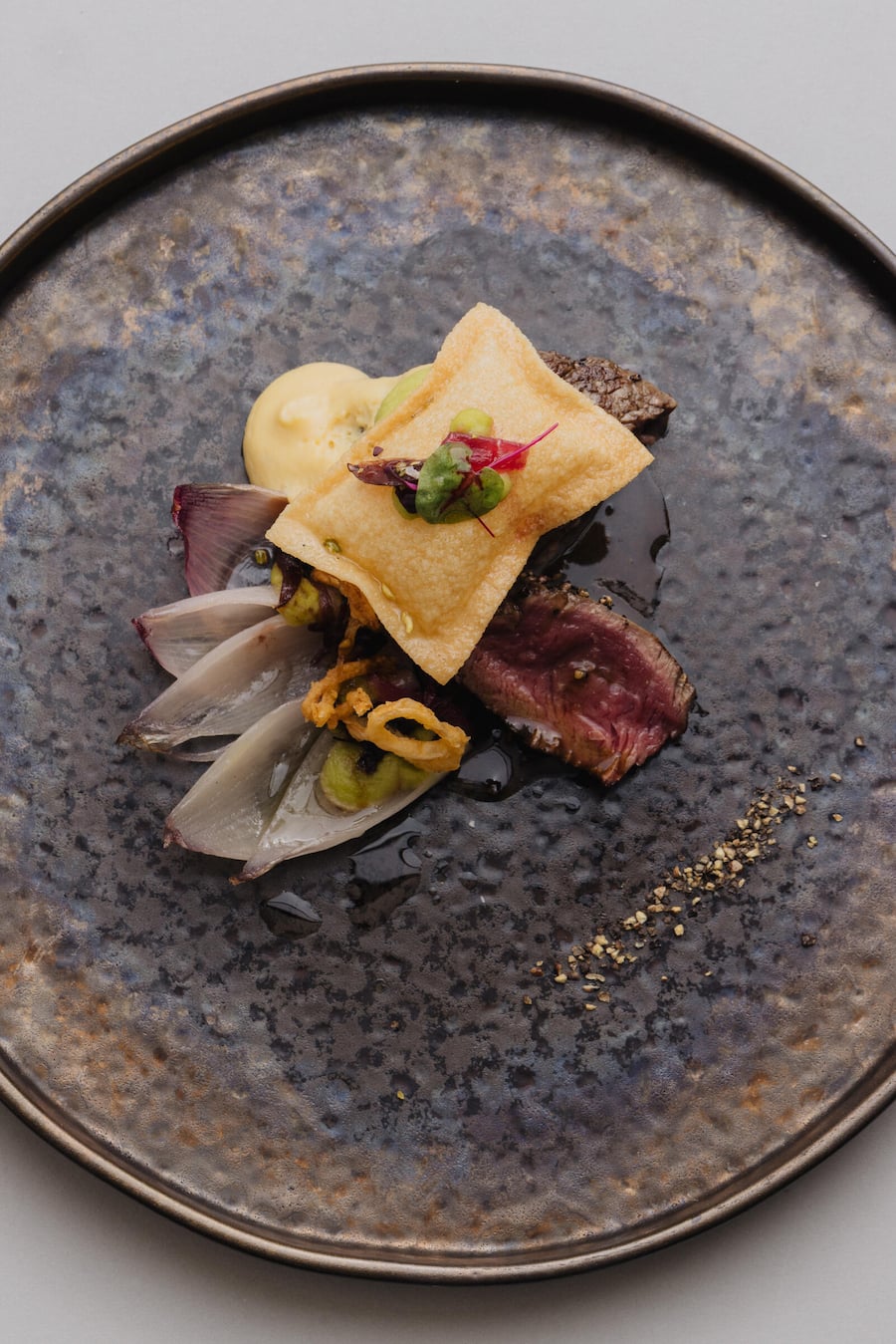 Bisonfilet mit knusprigem Hummus, Pfeffer & Schalotten, Fourhander Schlaschek & Hunziker for UBS, Château Attisholz, Attisholzstrasse 3, 4533 Riedholz, 18. Juni 2025, Copyright Roy Matter