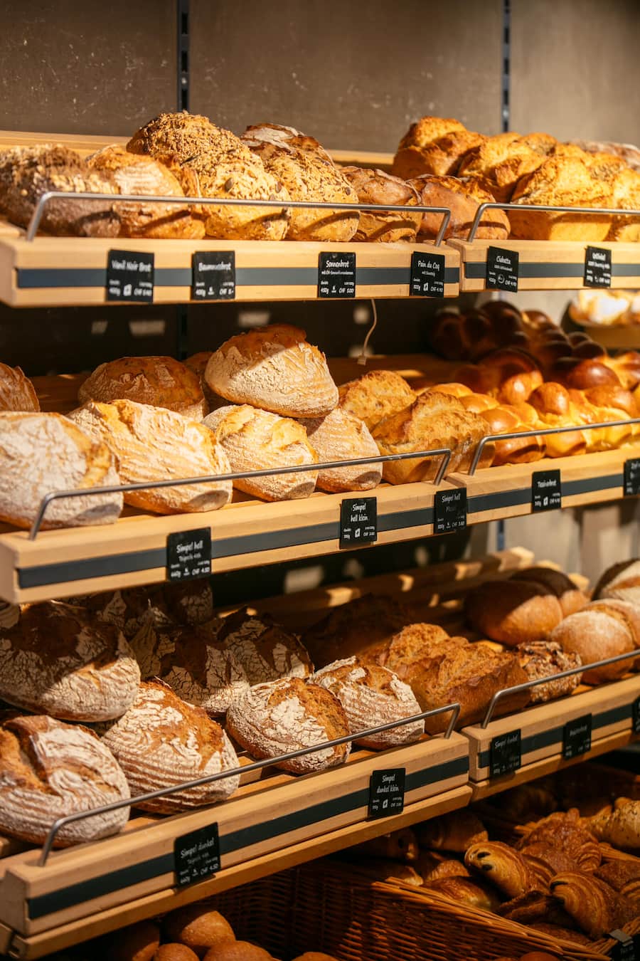 30 verschiedene Brote, alle nach eigenem Hausrezept gebacken.