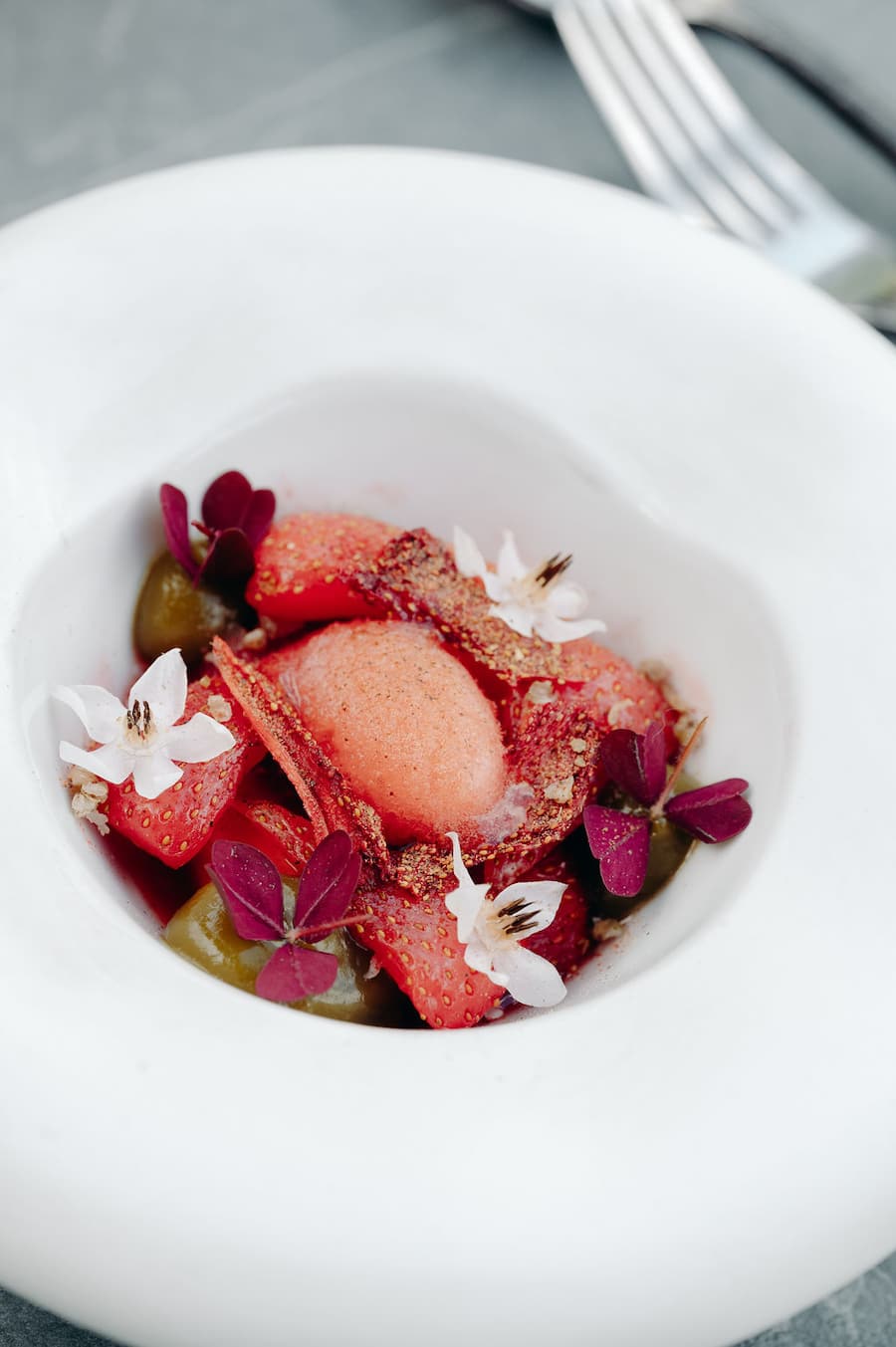 Hugo Lemercier aime surprendre ses convives, par exemple en mettant la fraise à l'honneur avec cette remarquable entrée.