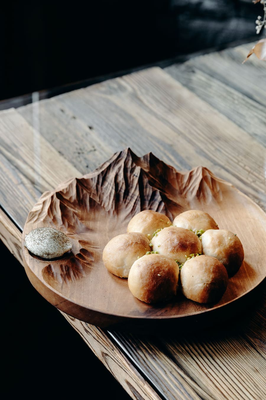 Ces superbes assiettes de pain pav et beurre aux épices sont l'oeuvre des ébénistes vosgiens Ben & Manu.