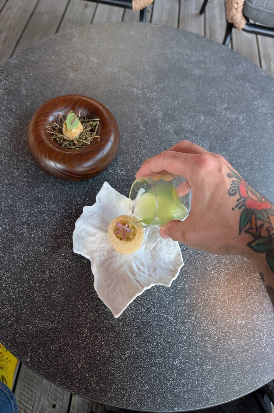 Ludique: on remplit ce panipuri de bouillon de coriandre avant de l'engloutir et de goûter navet fermenté, citron caviar et notes de salicorne.