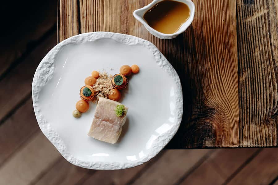 Cet omble chevalier, à la cuisson maîtrisée, est nappé d'une sauce à la levure boulangère aussi simple que délicieuse.