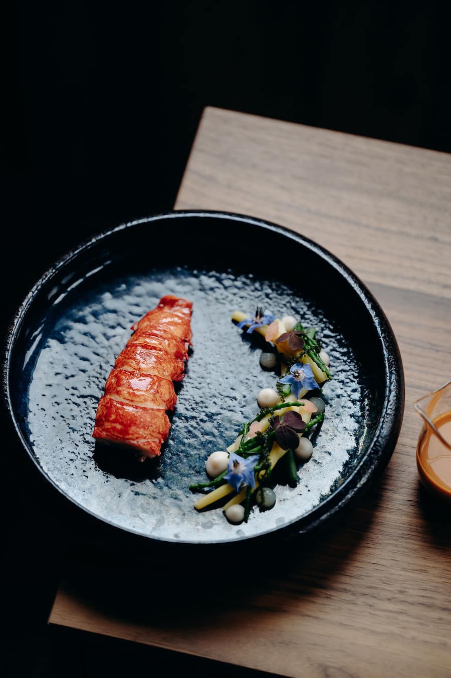 Homard bleu de Bretagne confit au ghee. La bisque est servi en sauce, mais aussi en glace.