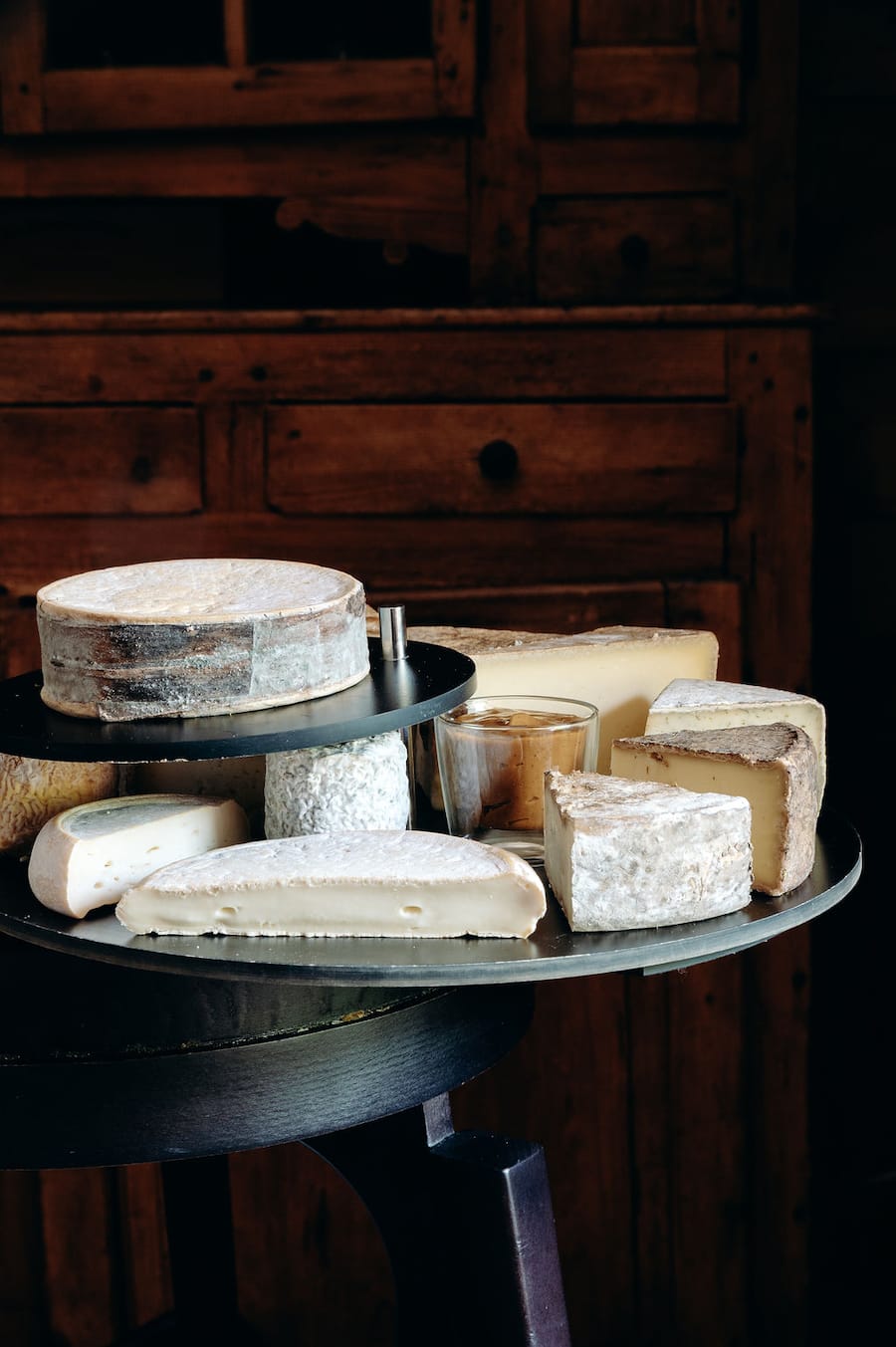Le magnifique chariot de fromages de Haute-Savoie est inclus dans les menus en six et neuf plats