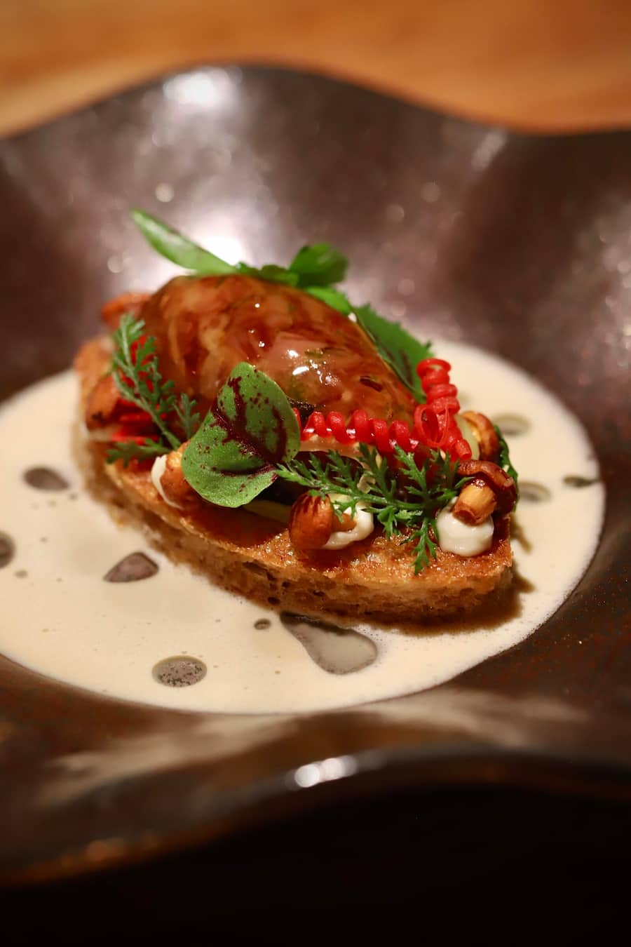 Bread, Ozaki Wagyu, Yuzukosho and chanterelles Restaurant Schreiberei, Menu 2024 von Tohru Nakamura, München, GER HO via Lorenz Kubitz Plus One lorenz@plus-one.agency