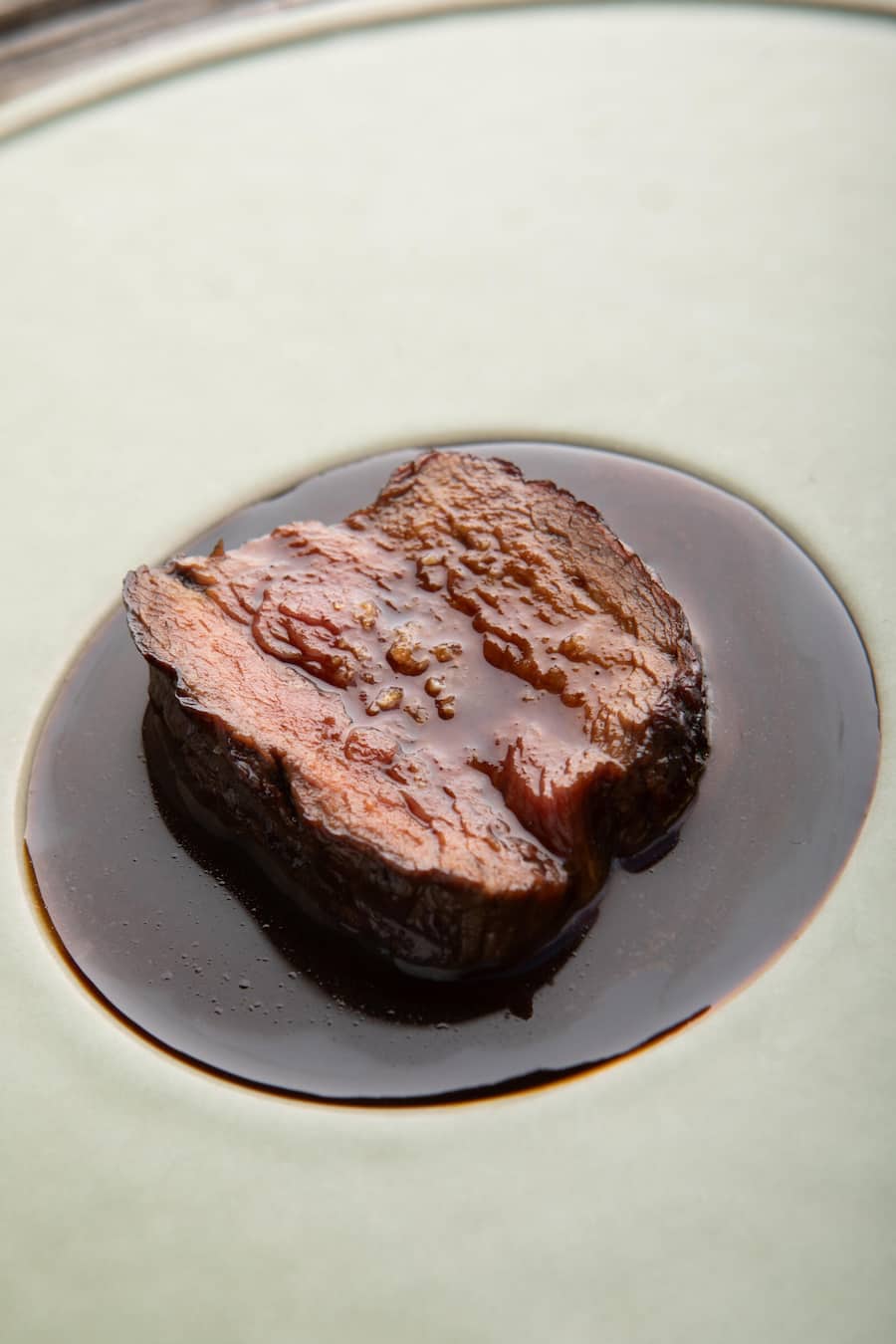 Der Hauptgang: «Boeuf cuite à la braise». Eine ziemlich intensive Gemüsesauce wird dazu gegossen.